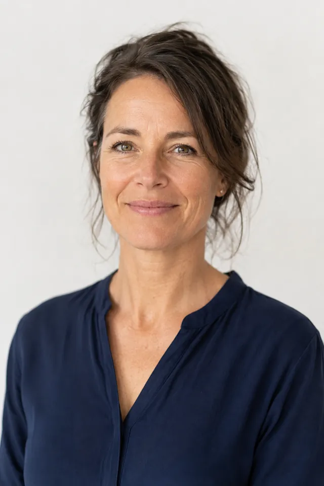 Retrato de Carolina Brizuela, directora de Aventura Familiar, con blusa azul noche sobre fondo claro